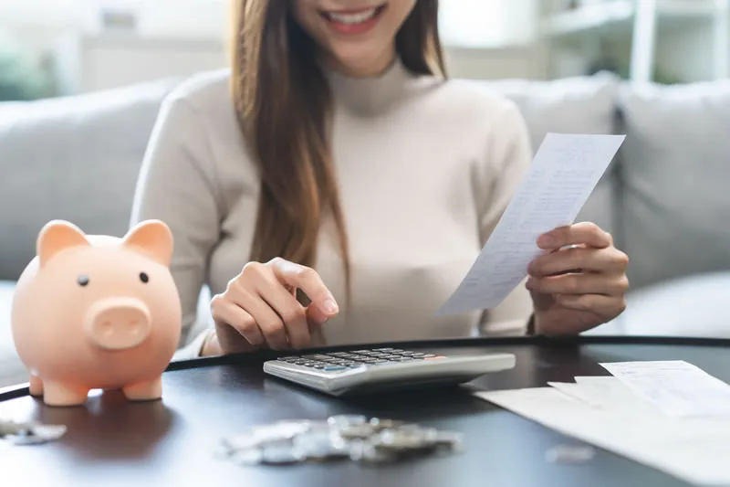 Mesa com gráficos e relatórios financeiros para investir em consórcio