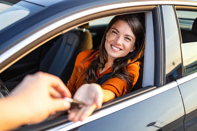 Cliente recebendo a chave do veículo conquistado com carta contemplada