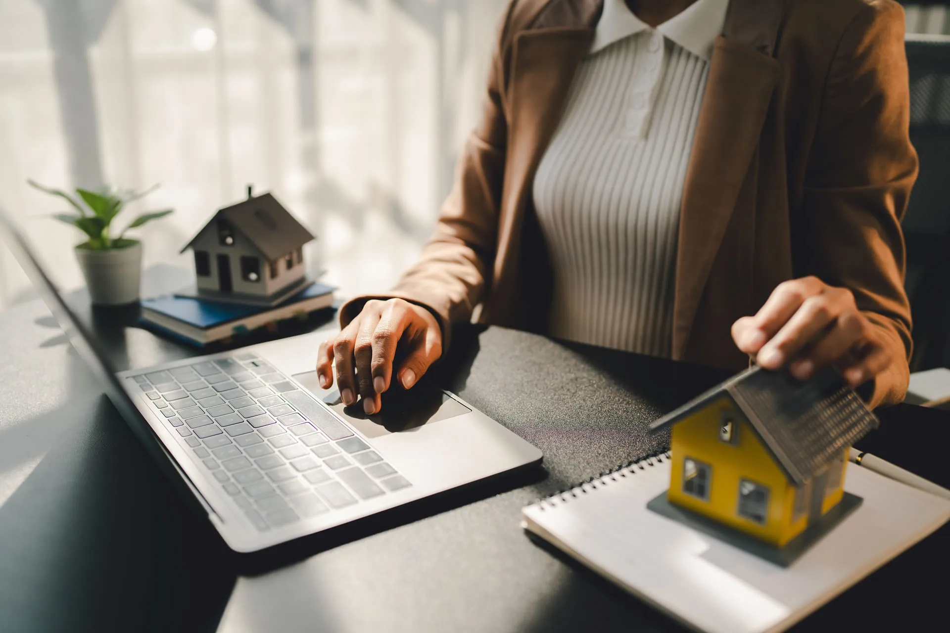 Mesa com gráficos e relatórios para investir por meio de consórcio